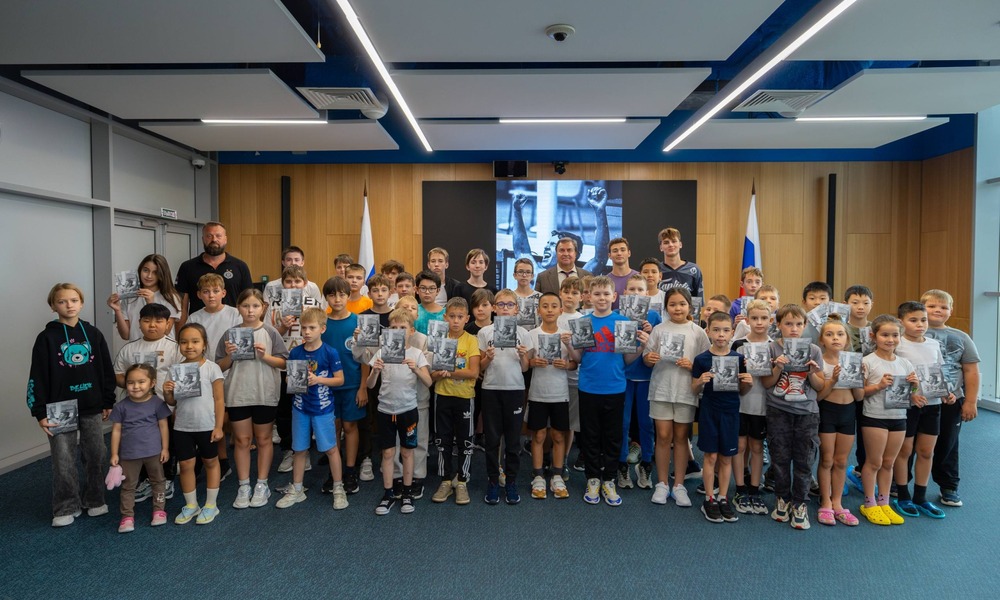 Владимир Валерьевич Сальников провёл встречу с воспитанниками СШ ВВС им. В.В. Сальникова